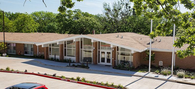 Fachada moderna de una residencia geriátrica